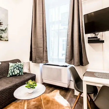 Amazon Near The Famous Party Boulevard 부다페스트